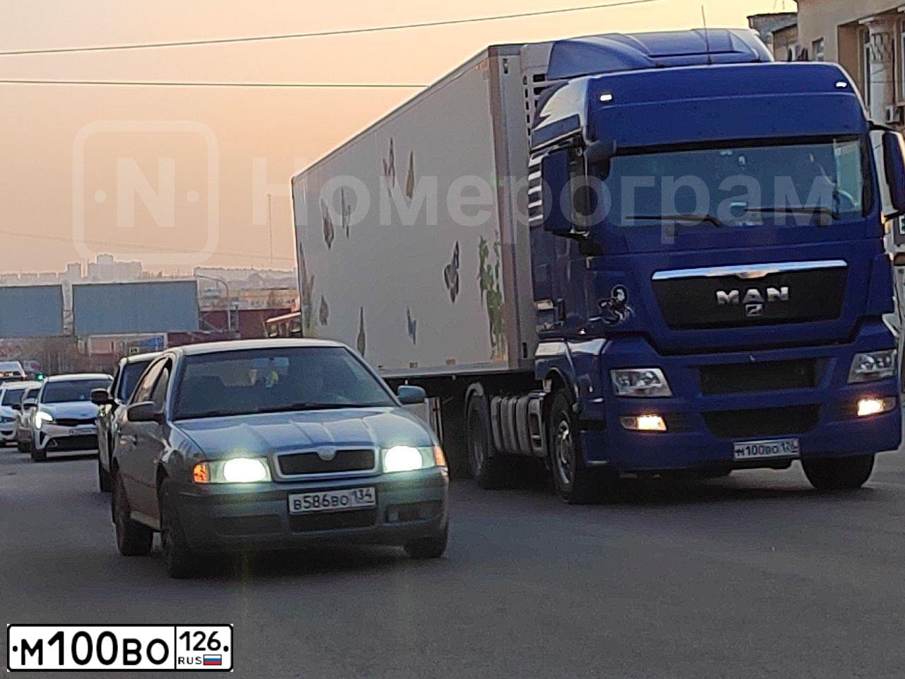 Фото автомобиля MAN TGX 18.XXX /4X2/, 2008 — госномер М100ВО126. Цвет: синий
