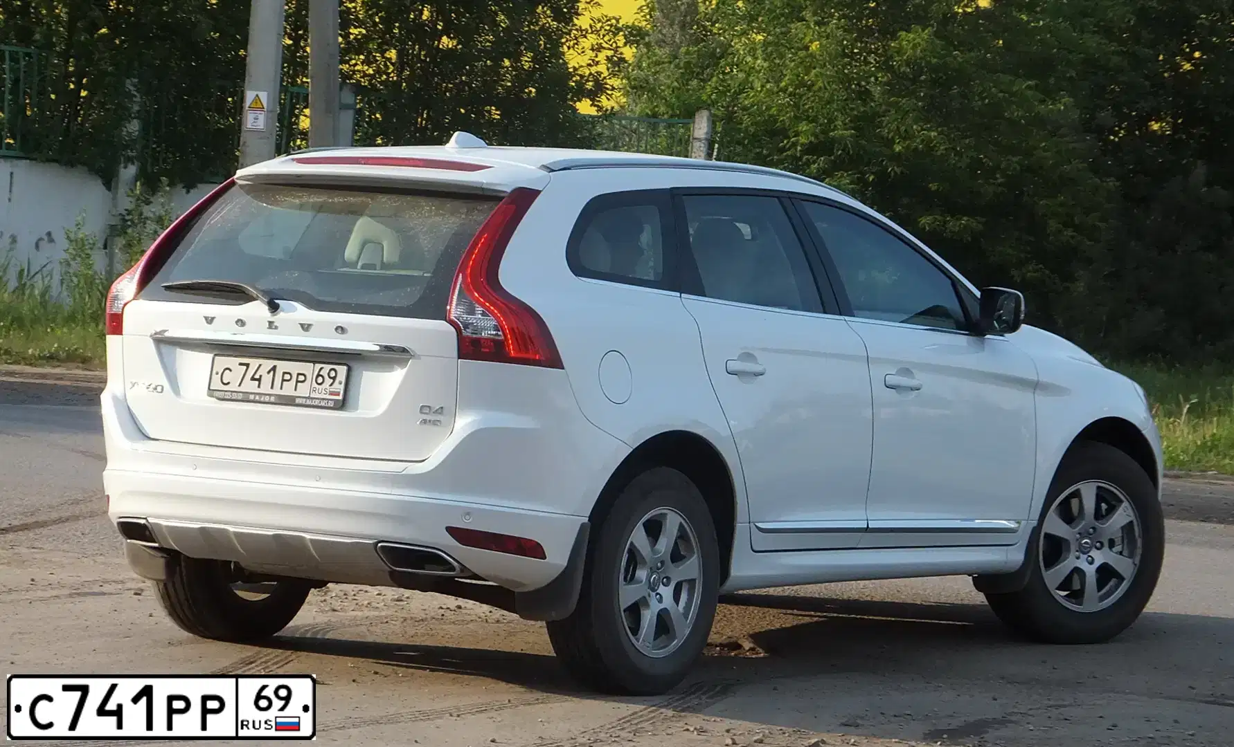 Фото автомобиля VOLVO XC60, 2014 — госномер О910УН40. Цвет: ЖЕМЧУЖНО-БЕЛЫЙ