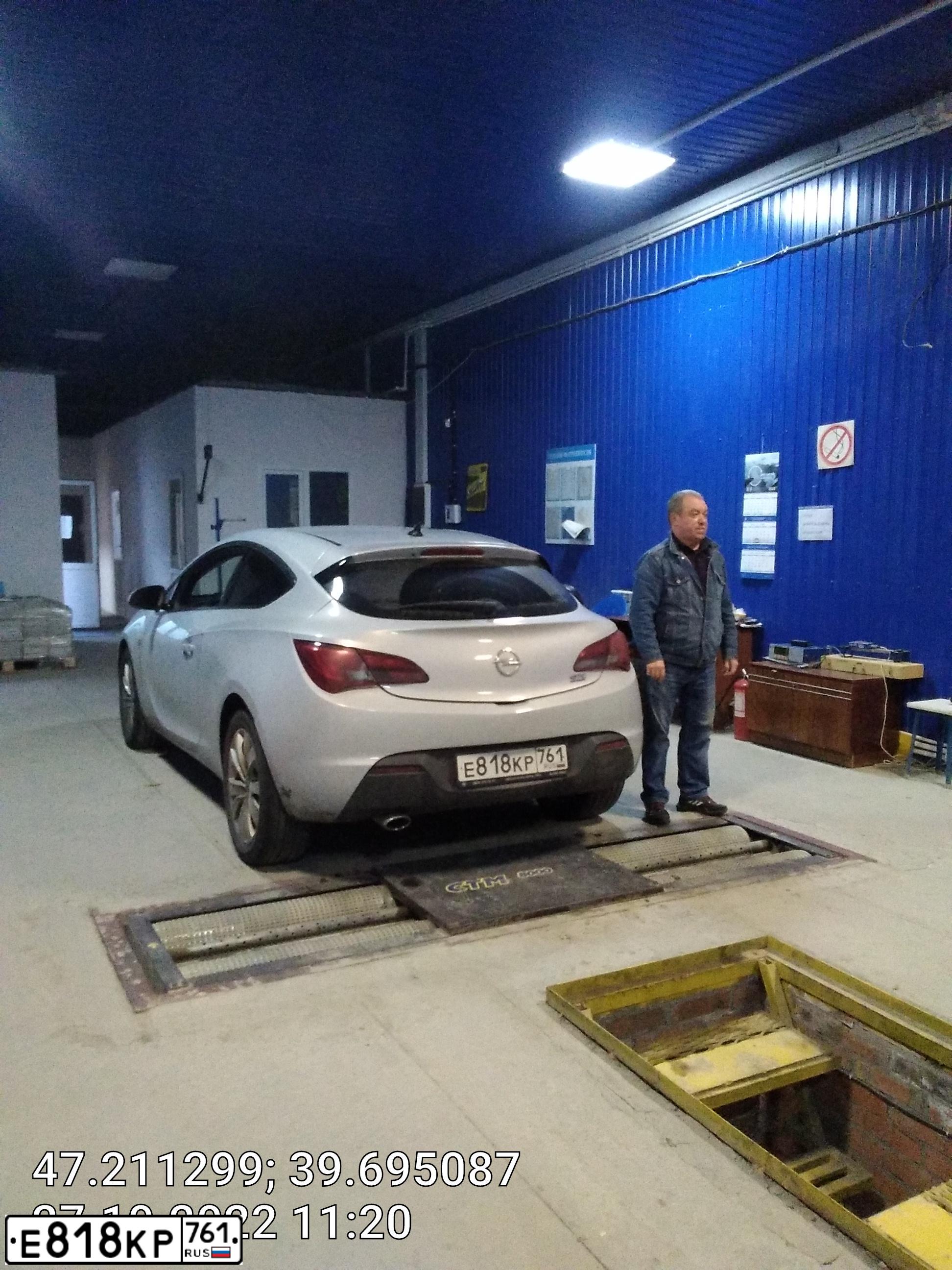 Фото автомобиля OPEL ASTRA, 2012 — госномер А409УО193. Цвет: Белый