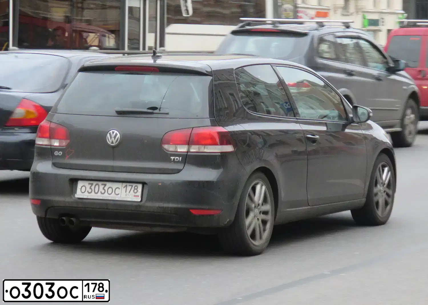 Фото автомобиля VOLKSWAGEN MULTIVAN, 2009 — госномер О303ОС178. Цвет: серебристый