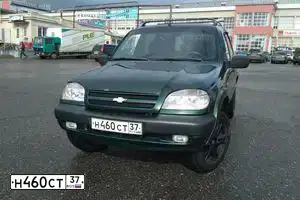Фото автомобиля CHEVROLET NIVA, 2005 — госномер В635МЕ37. Цвет: Темно-зеленый