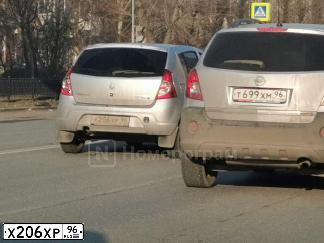 Фото автомобиля RENAULT SANDERO, 2012 — госномер Х206ХР96. Цвет: СВЕТЛО-СЕРЫЙ