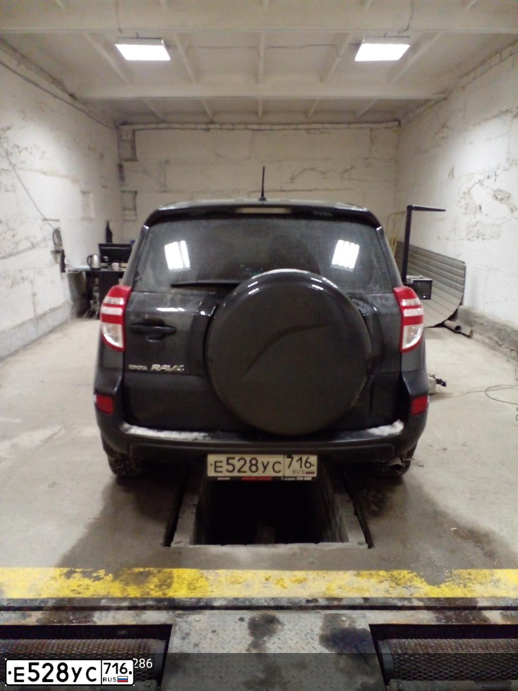 Фото автомобиля TOYOTA RAV4, 2012 — госномер Е528УС716. Цвет: ЧЕРНЫЙ