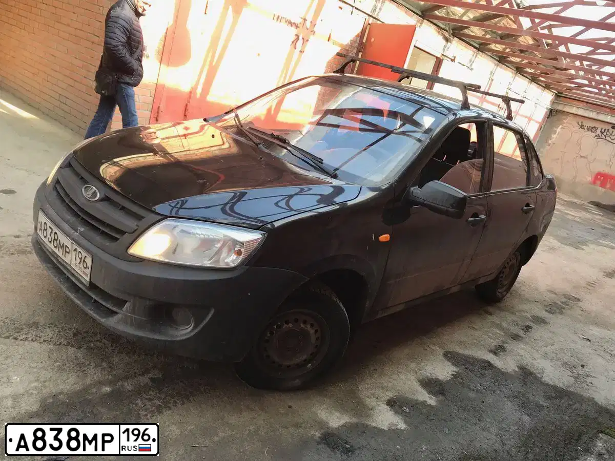 Фото автомобиля LADA 2190 GRANTA, 2013 — госномер А838МР196. Цвет: ЧЕРНЫЙ