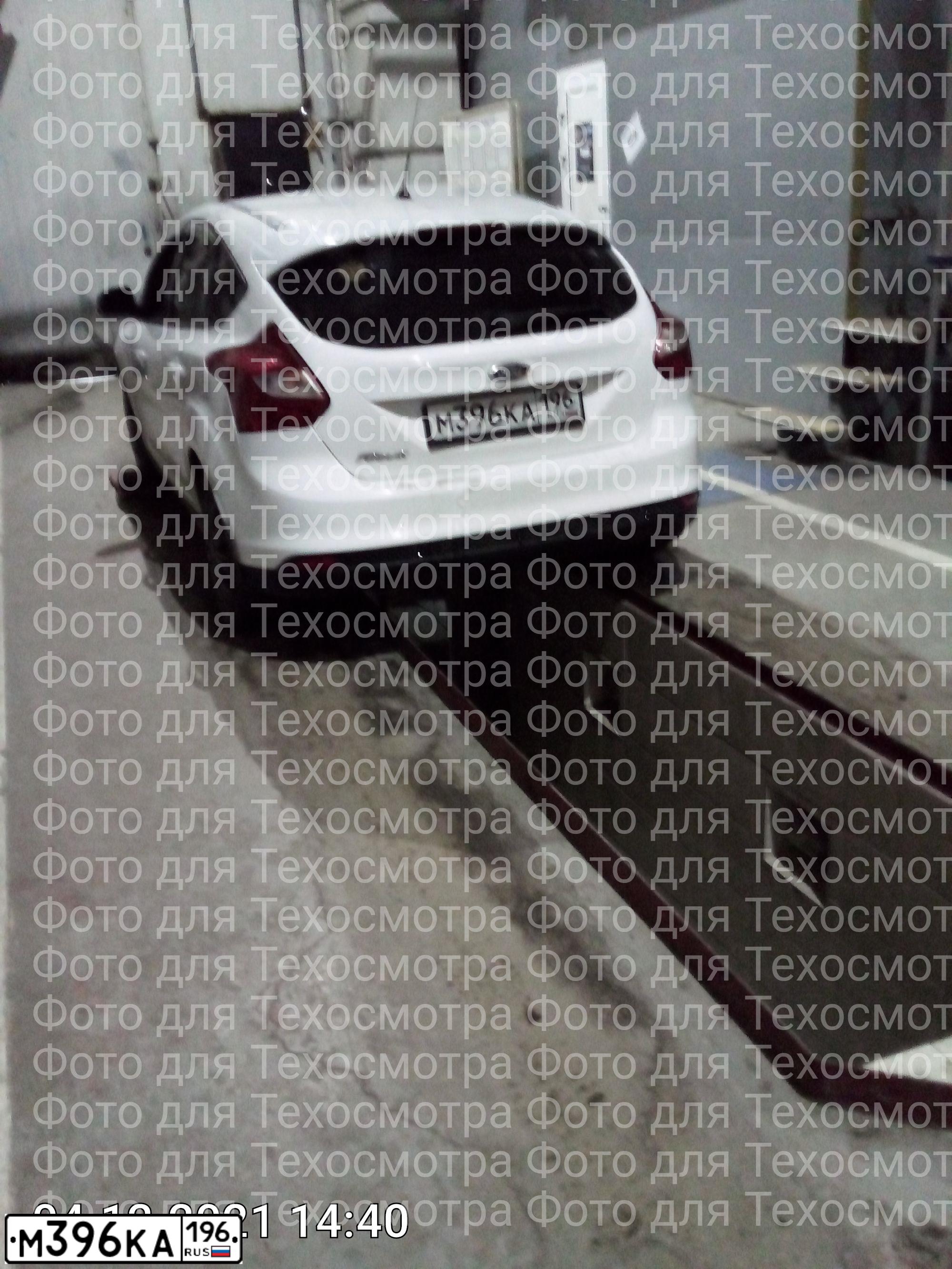 Фото автомобиля FORD FOCUS, 2012 — госномер М396КА196. Цвет: Белый