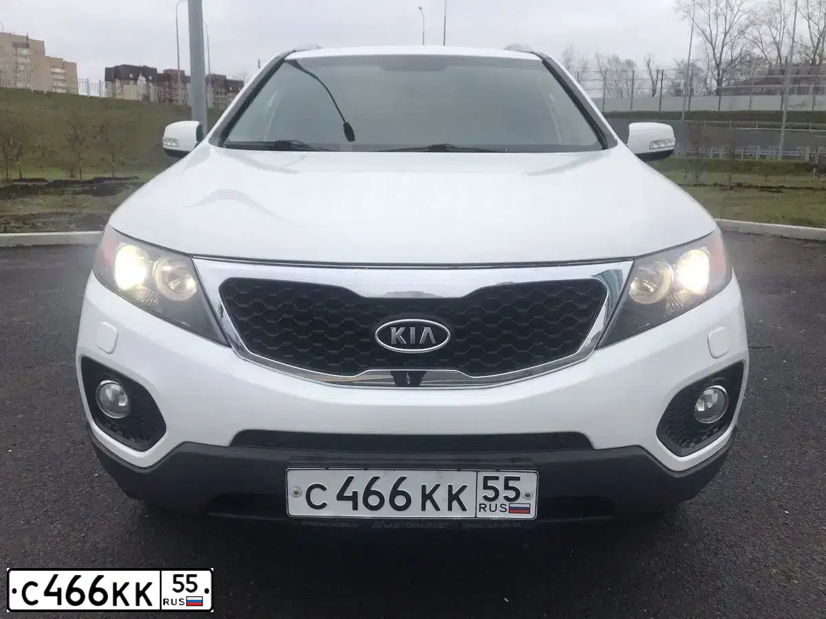 Фото автомобиля KIA SORENTO, 2012 — госномер С466КК55. Цвет: Белый