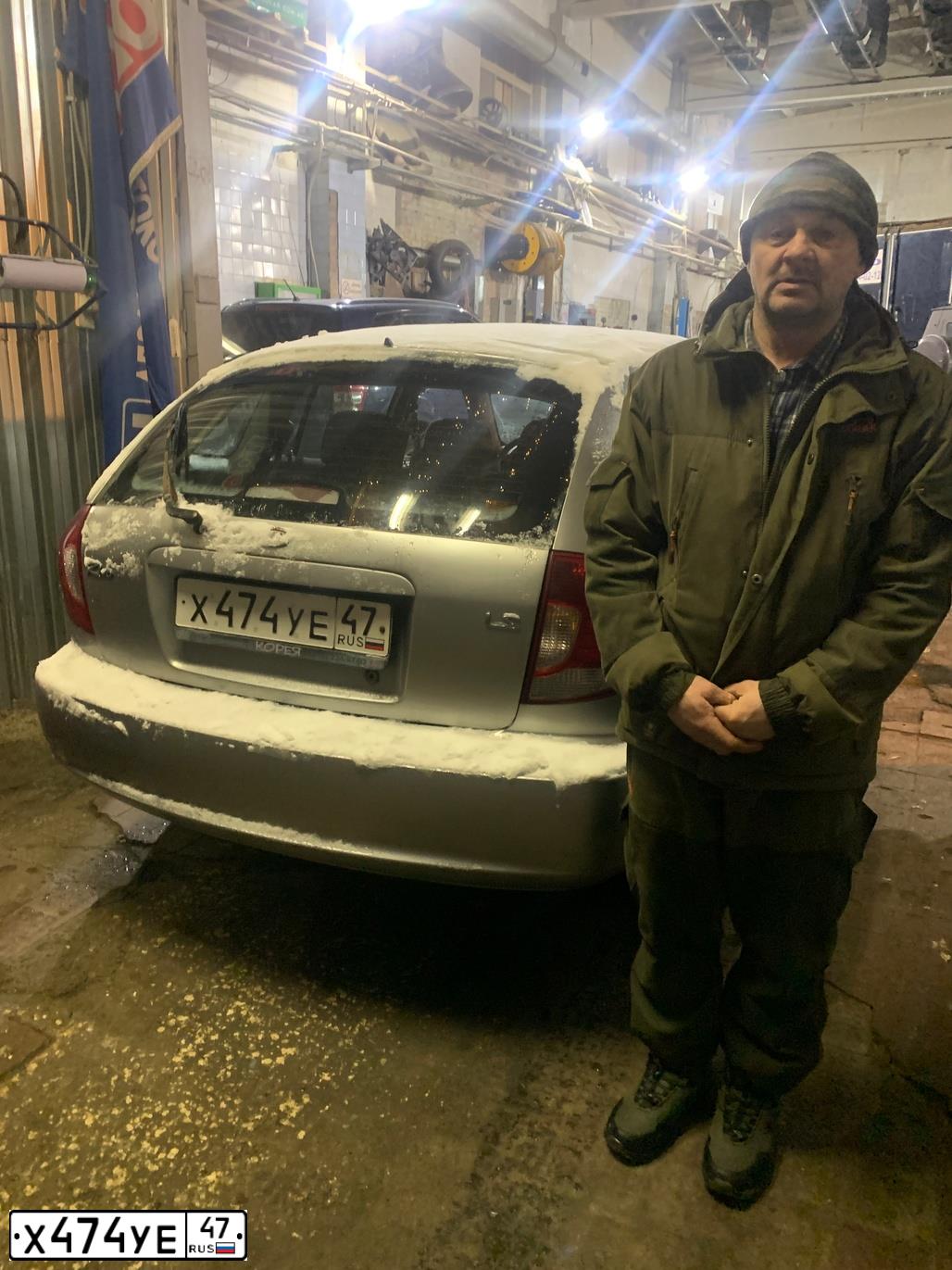 Фото автомобиля KIA RIO, 2005 — госномер Х474УЕ47. Цвет: Серебристый