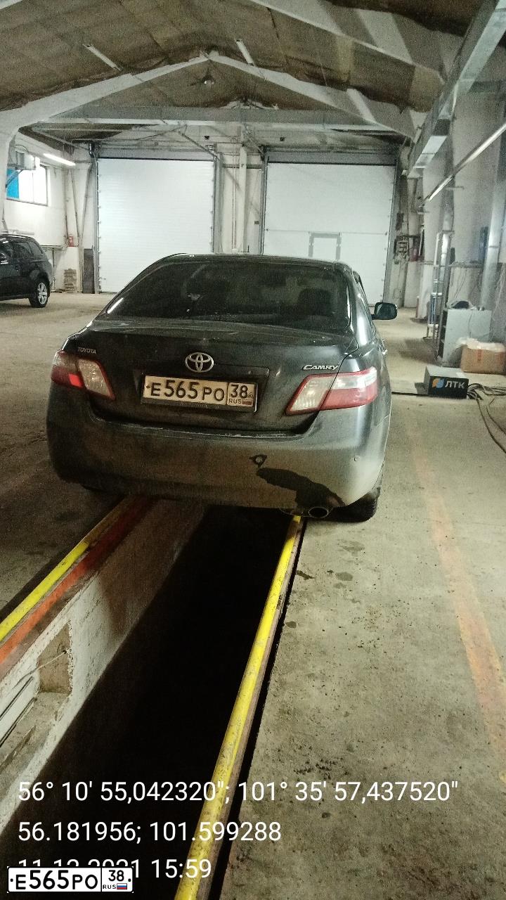 Фото автомобиля TOYOTA CAMRY, 2008 — госномер Е565РО38. Цвет: ЧЕРНЫЙ