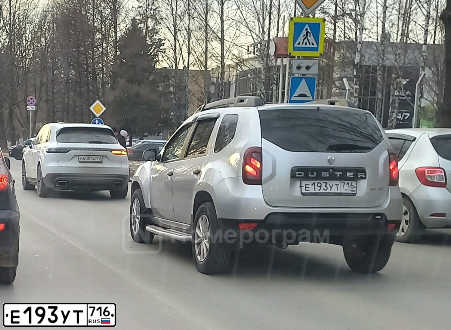 Фото автомобиля RENAULT DUSTER, 2020 — госномер Е193УТ716. Цвет: СЕРЫЙ