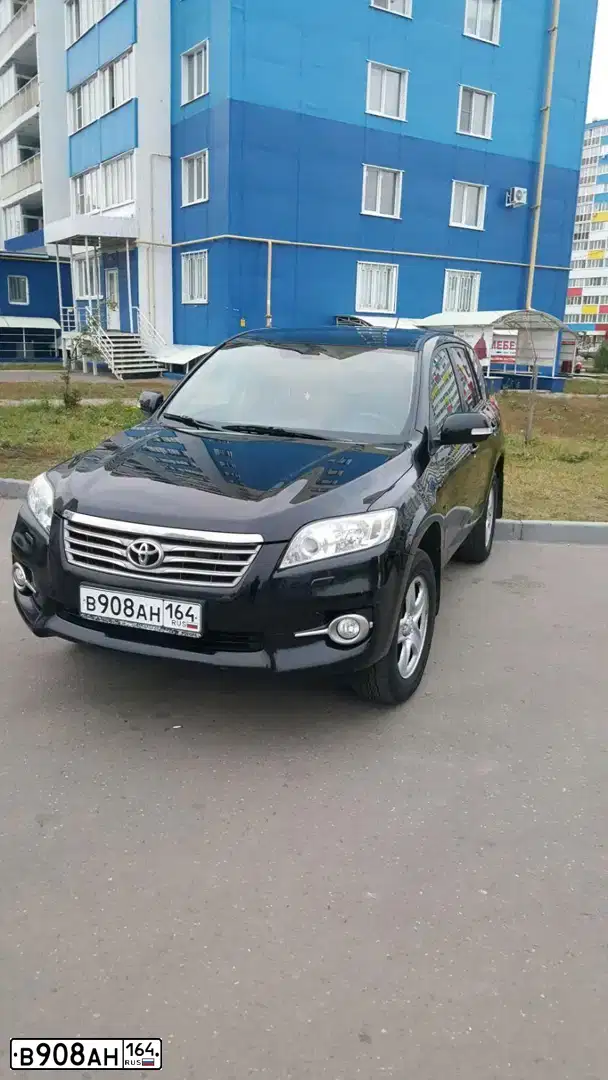 Фото автомобиля TOYOTA RAV4, 2010 — госномер О777ВЕ64. Цвет: ЧЕРНЫЙ