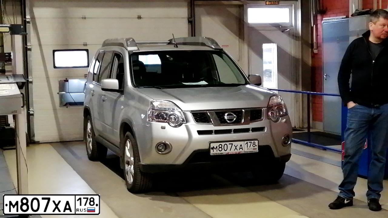 Фото автомобиля NISSAN X-TRAIL, 2012 — госномер М807ХА178. Цвет: серебристый