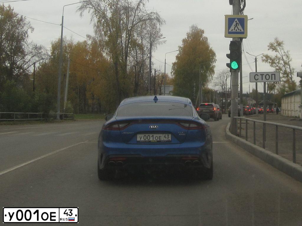 Фото автомобиля KIA STINGER, 2018 — госномер У001ОЕ43. Цвет: синий