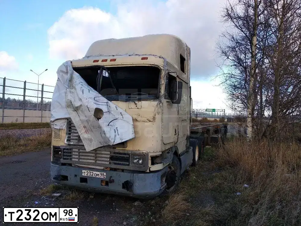 Фото автомобиля INTERNATIONAL HEAVY TRUCK 8500-9900, 1997 — госномер Т232ОМ98. Цвет: БЕЖЕВЫЙ