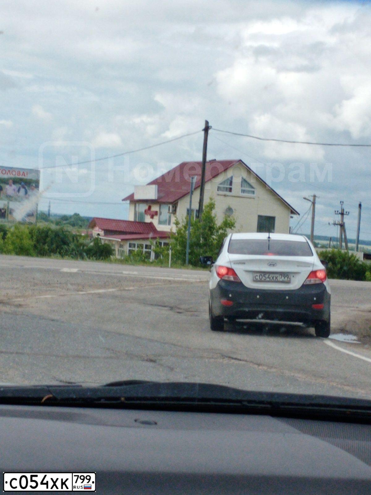Фото автомобиля HYUNDAI SOLARIS, 2014 — госномер С054ХК799. Цвет: Белый