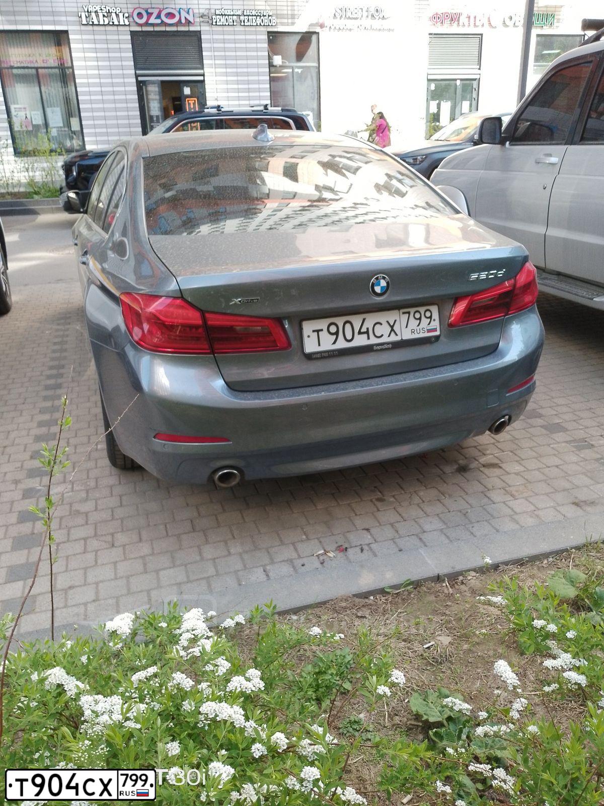Фото автомобиля BMW SERIE 5, 2020 — госномер Т904СС799. Цвет: СЕРЫЙ