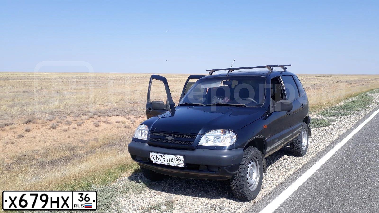 Фото автомобиля CHEVROLET T NIVA, 2008 — госномер Х679НХ36. Цвет: ЧЕРНО-СИНИЙ