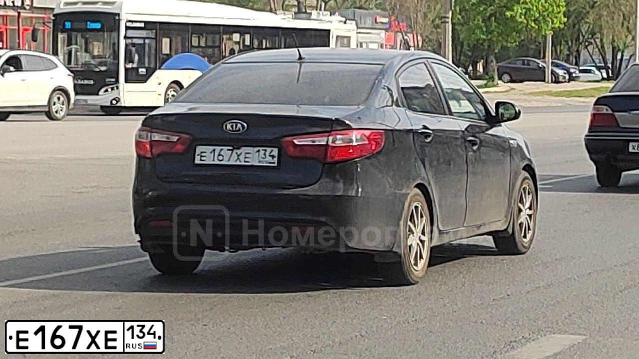 Фото автомобиля KIA RIO, 2012 — госномер Е167ХЕ134. Цвет: ЧЕРНЫЙ