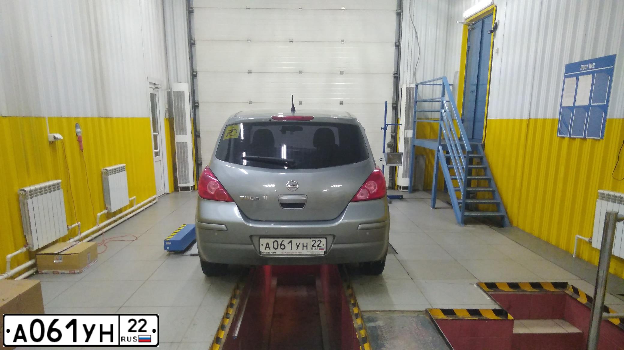 Фото автомобиля NISSAN TIIDA, 2012 — госномер А061УН22. Цвет: СЕРЫЙ