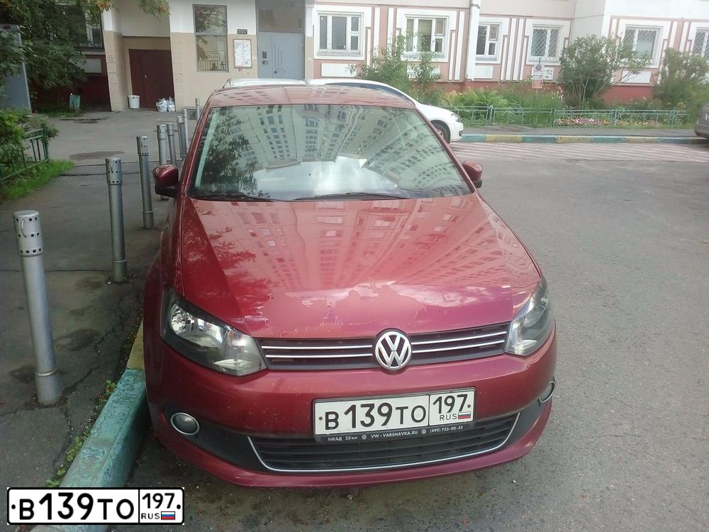 Фото автомобиля VOLKSWAGEN POLO, 2012 — госномер Е736РС750. Цвет: ВИШНЕВЫЙ