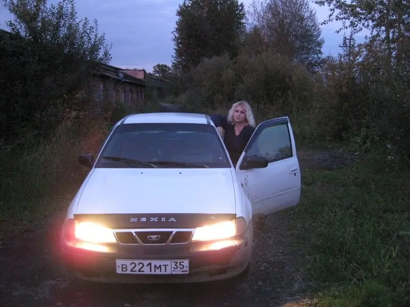 Фото автомобиля DAEWOO NEXIA, 2004 — госномер В221МТ35. Цвет: БЕЛЫЙ