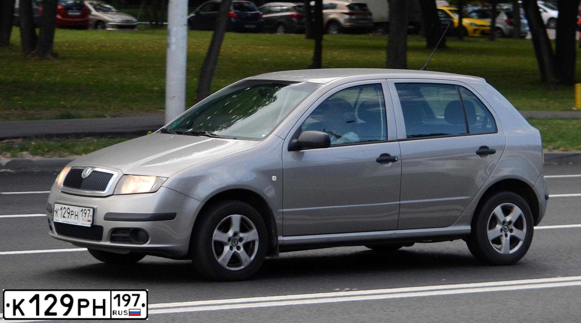 Фото автомобиля SKODA FABIA, 2007 — госномер Н522ТК797. Цвет: Серый