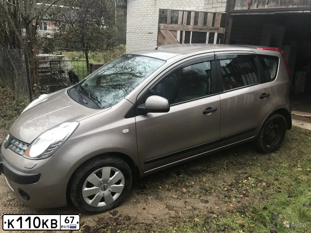 Фото автомобиля NISSAN NOTE, 2007 — госномер М728МР67. Цвет: БЕЖЕВЫЙ