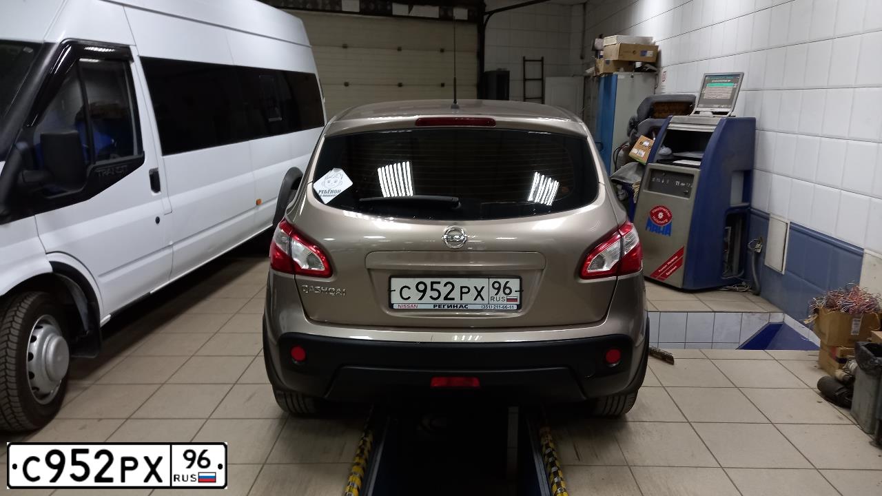 Фото автомобиля NISSAN QASHQAI, 2011 — госномер С952РХ96. Цвет: СВЕТЛО-КОРИЧНЕВ.
