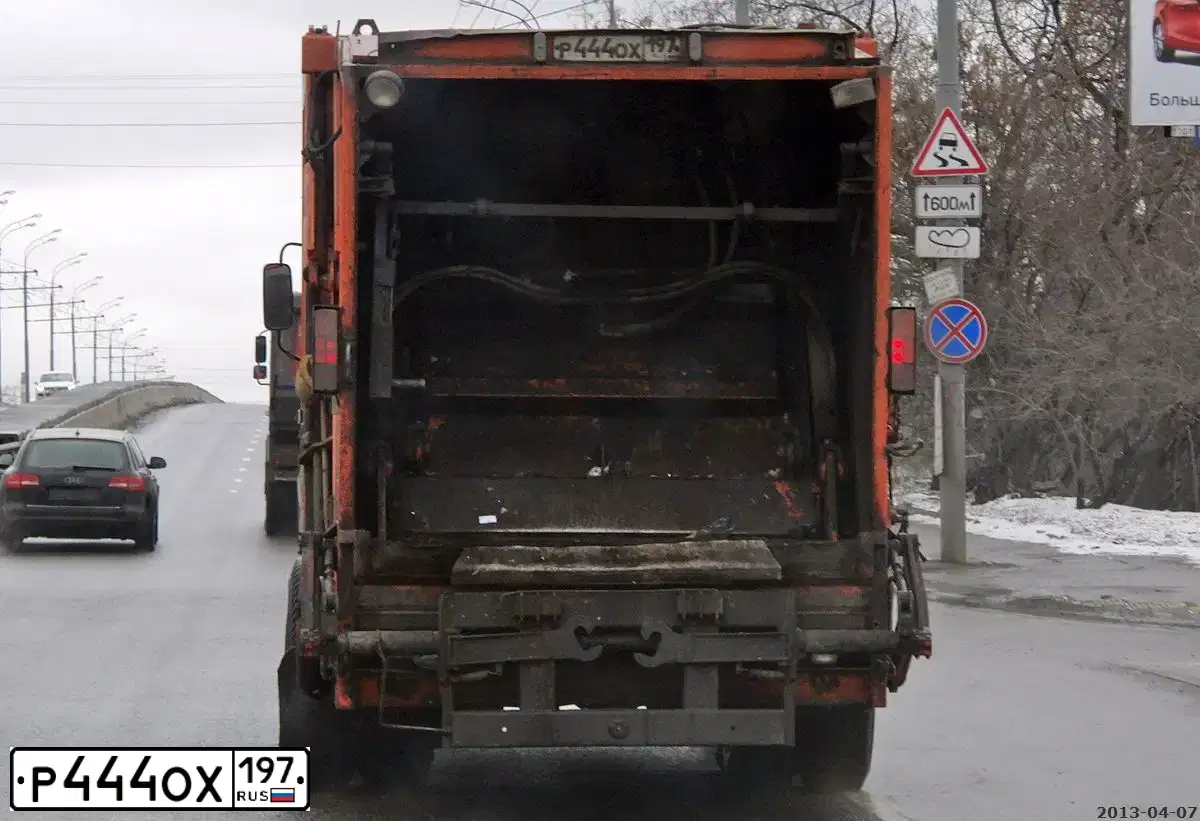 Фото автомобиля KAMAZ 53229 /6X4/, 2007 — госномер Р444ОХ197. Цвет: Оранжевый