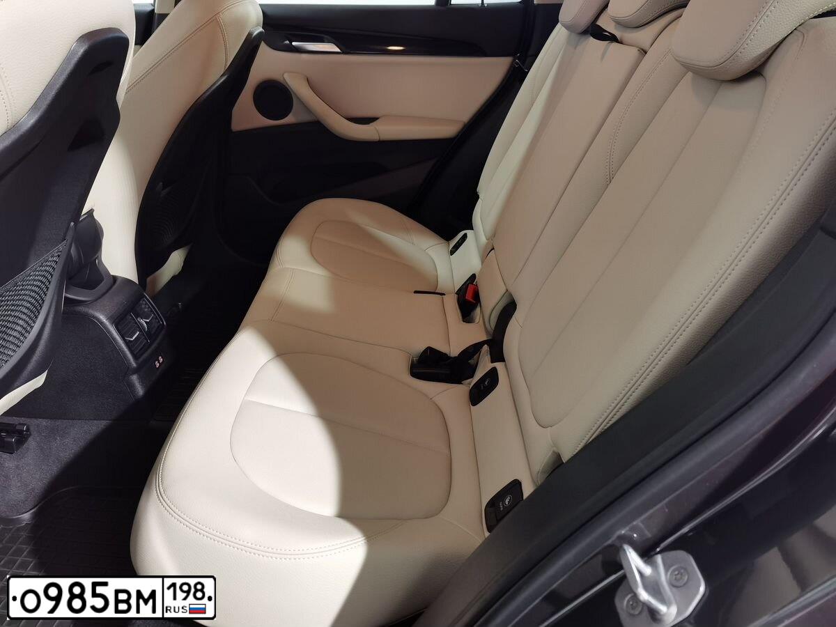 Фото автомобиля BMW X1, 2019 — госномер О985ВМ198. Цвет: Серый
