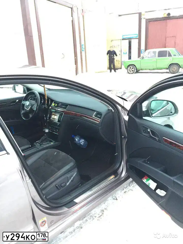 Фото автомобиля SKODA SUPERB, 2011 — госномер У294КО178. Цвет: БЕЖЕВО-СЕРЫЙ