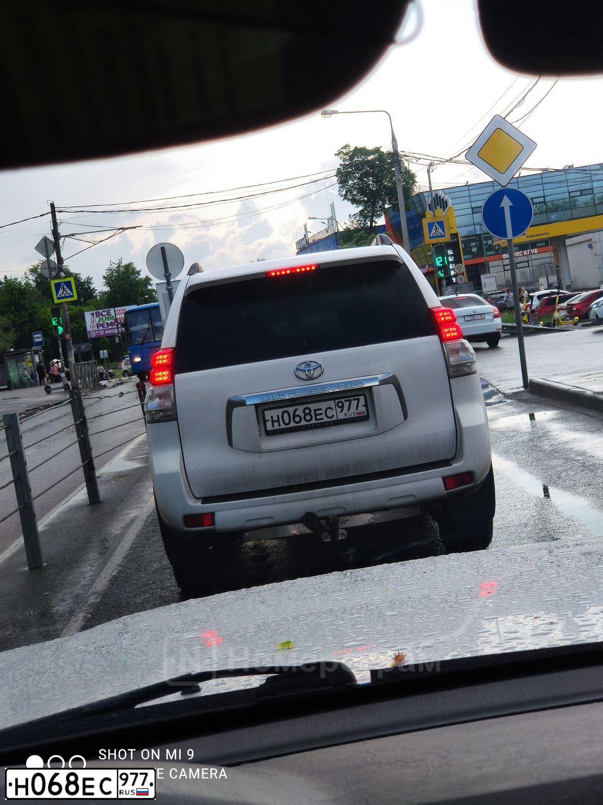 Фото автомобиля TOYOTA LANDCRUISER, 2012 — госномер Н068ЕС977. Цвет: Белый