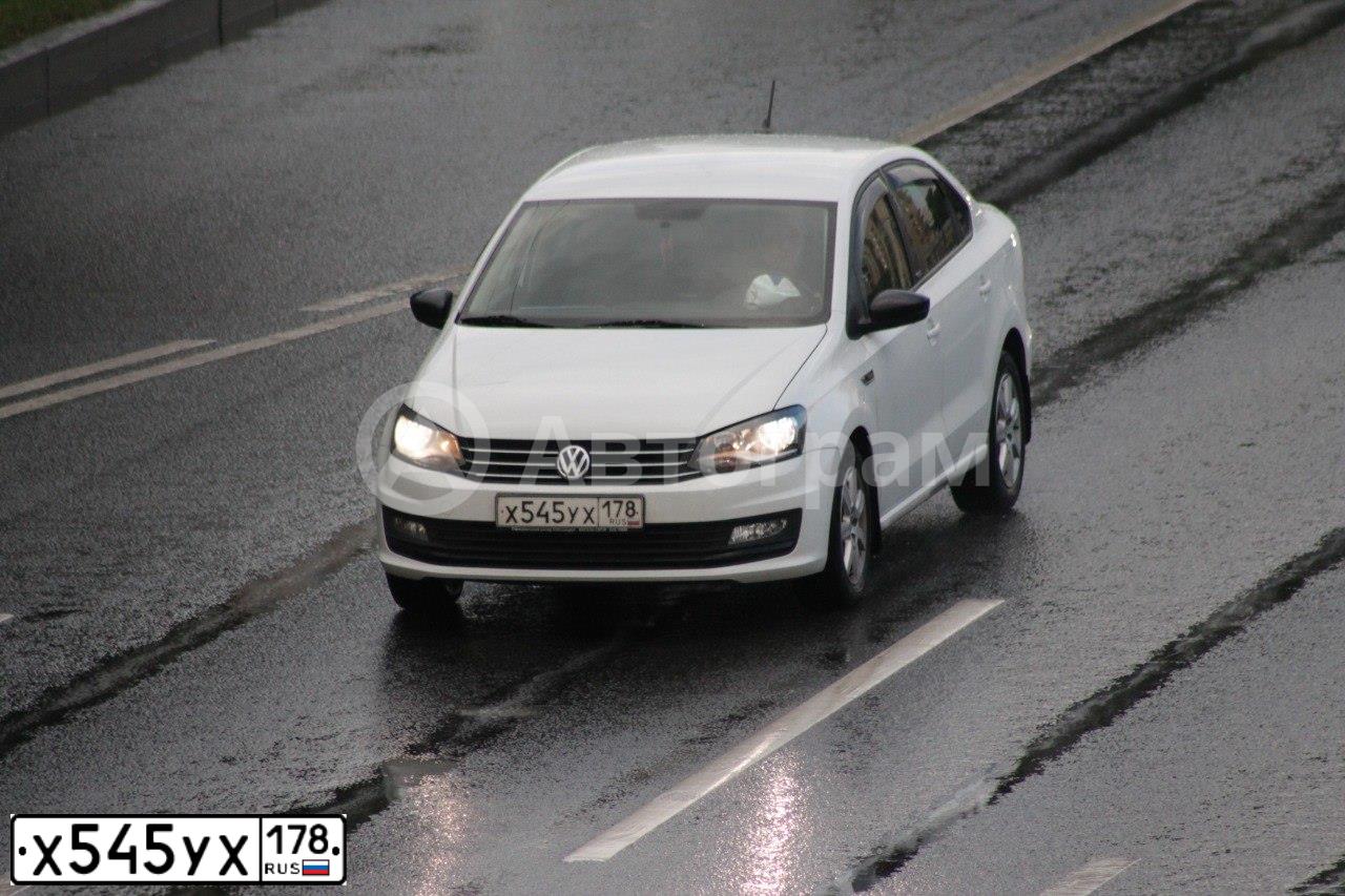 Фото автомобиля VOLKSWAGEN POLO, 2017 — госномер Х545УХ178. Цвет: БЕЛЫЙ