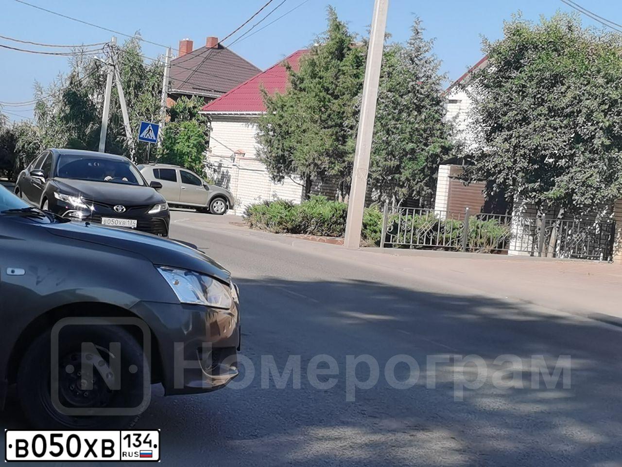 Фото автомобиля TOYOTA CAMRY АХVА70L RЕZNВХ, 2021 — госномер В050ХВ134. Цвет: ЧЕРНЫЙ