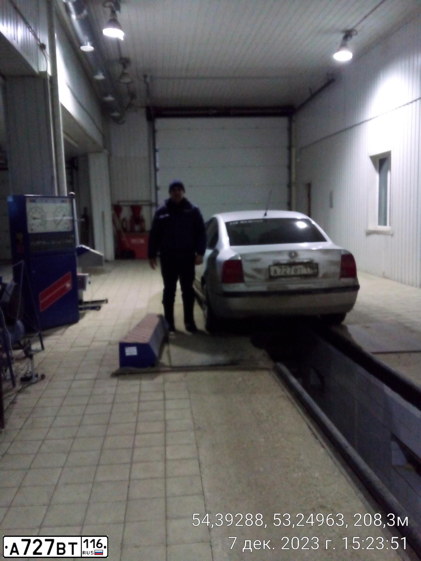 Фото автомобиля VOLKSWAGEN PASSAT, 2001 — госномер А727ВТ116. Цвет: СЕРЕБРИСТЫЙ