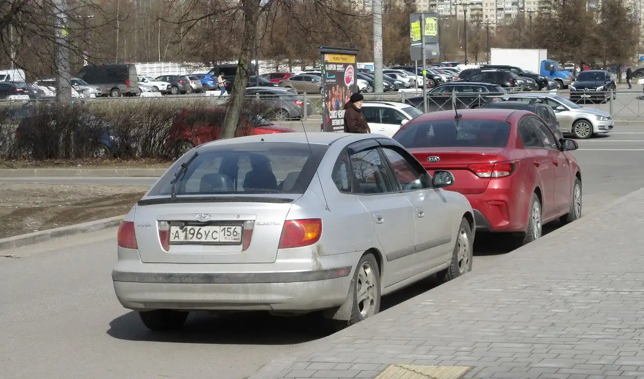 Фото автомобиля HYUNDAI ELANTRA, 2003 — госномер С185ОВ198. Цвет: Серебристый