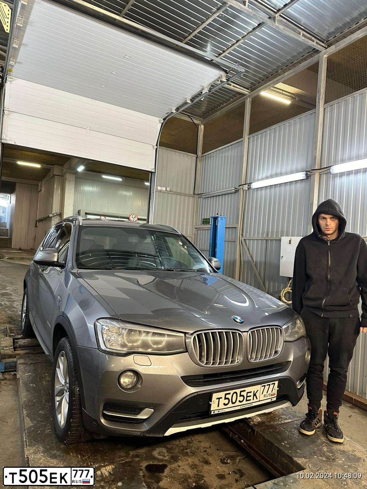 Фото автомобиля BMW X3, 2017 — госномер Р433АУ977. Цвет: СЕРЫЙ