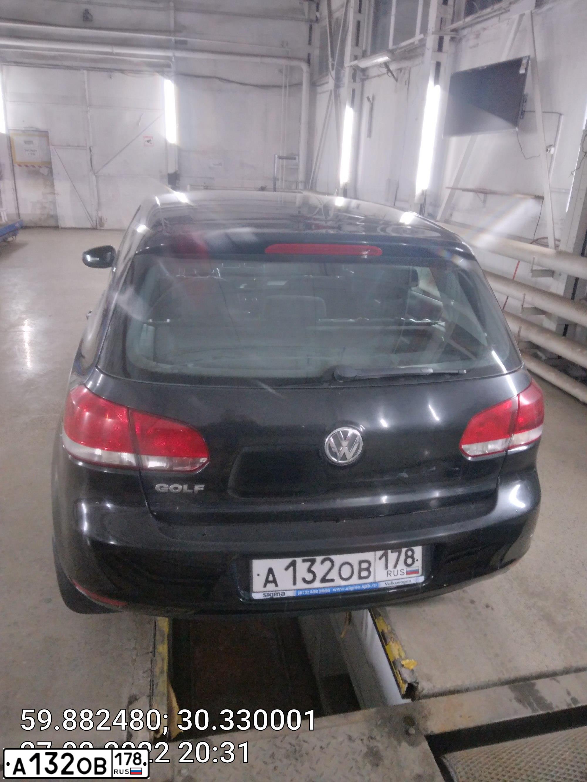 Фото автомобиля VOLKSWAGEN GOLF, 2010 — госномер А132ОВ178. Цвет: ЧЕРНЫЙ