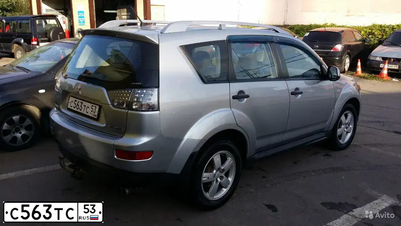 Фото автомобиля MITSUBISHI OUTLANDER, 2008 — госномер О570ТК47. Цвет: Серебристый