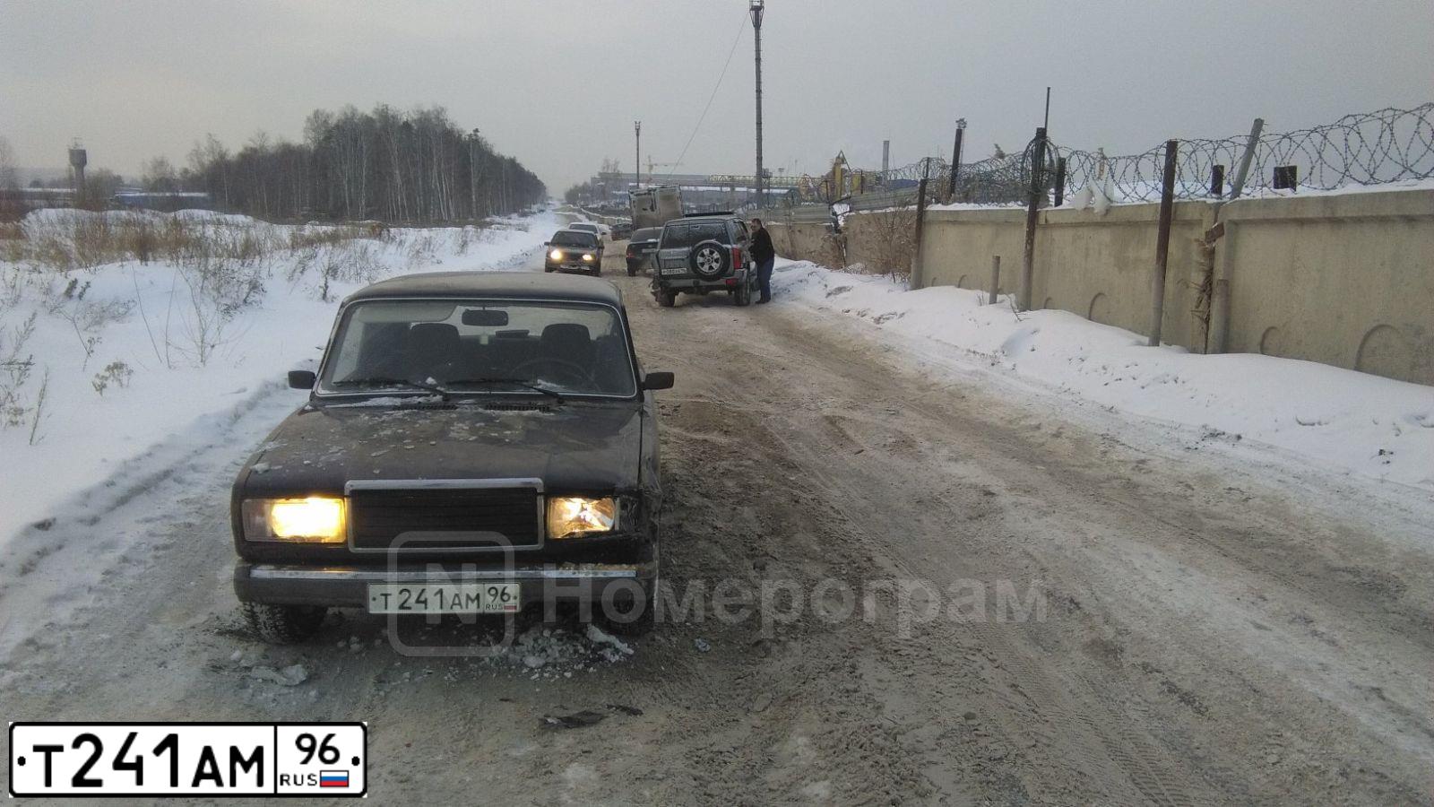 Фото автомобиля LADA 2107, 2011 — госномер Т241АМ96. Цвет: СИНИЙ