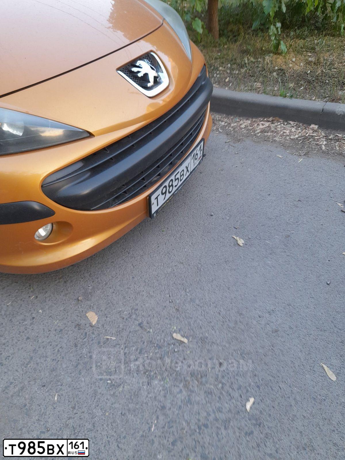 Фото автомобиля PEUGEOT 207, 2008 — госномер Т985ВХ161. Цвет: ОРАНЖЕВЫЙ
