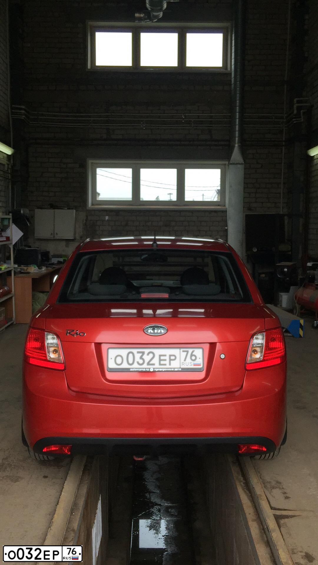Фото автомобиля KIA RIO, 2010 — госномер О032ЕР76. Цвет: КРАСНЫЙ