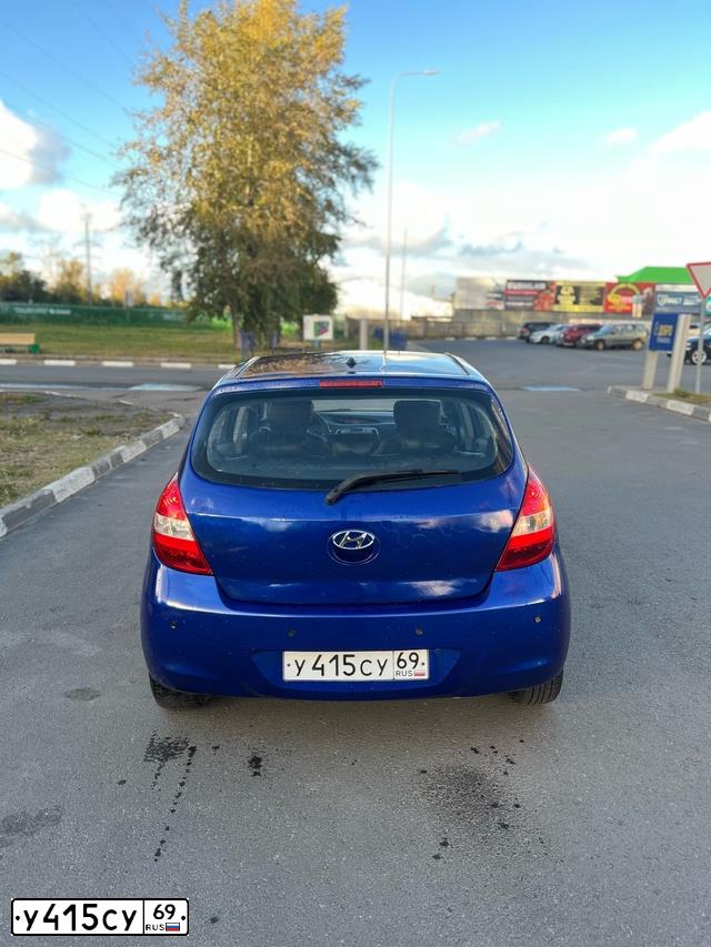 Фото автомобиля HYUNDAI I20, 2010 — госномер У415СУ69. Цвет: Белый Серый Желтый