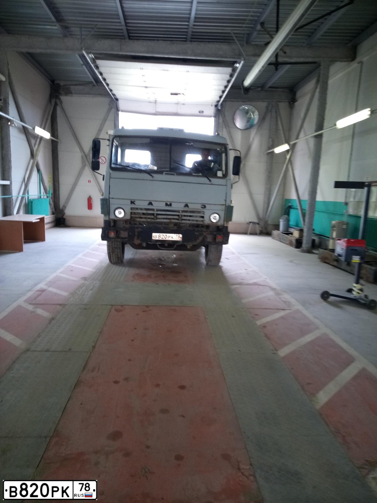 Фото автомобиля KAMAZ 53215 /6X4/, 2001 — госномер В820РК78. Цвет: ОРАНЖЕВЫЙ