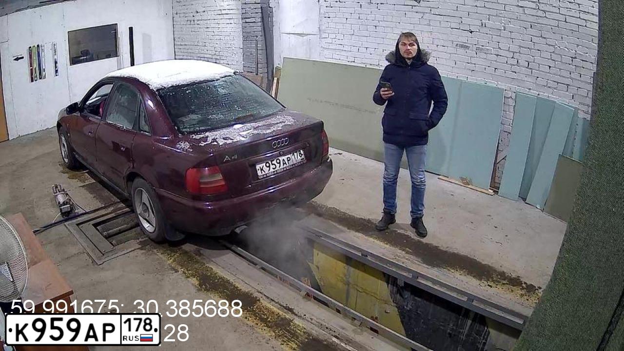 Фото автомобиля AUDI A4, 1997 — госномер М405ТУ82. Цвет: Красный (вишневый)