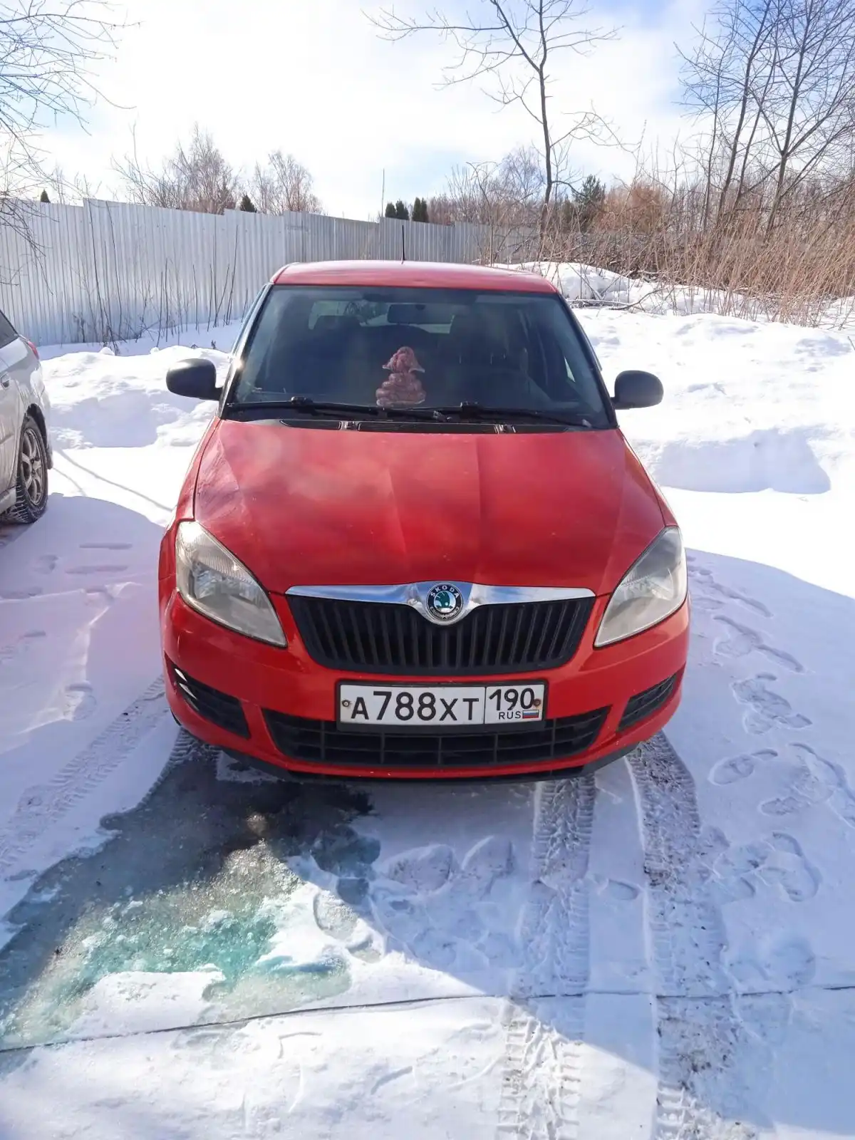 Фото автомобиля SKODA FABIA, 2012 — госномер Р194ЕУ550. Цвет: Красный