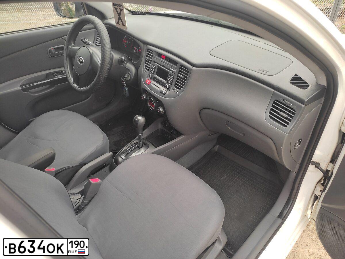 Фото автомобиля KIA RIO, 2011 — госномер Т580МР761. Цвет: Белый