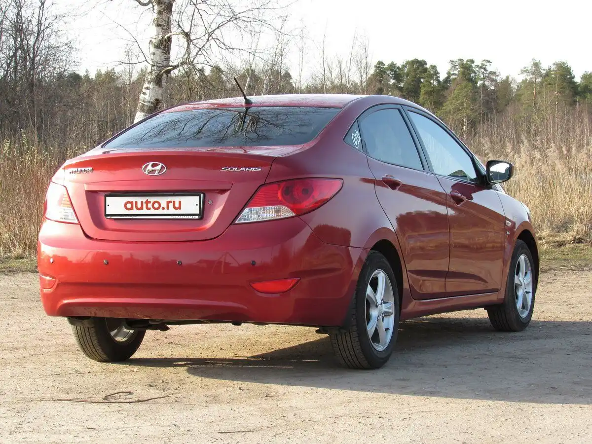 Фото автомобиля HYUNDAI SOLARIS, 2012 — госномер Е088ХМ53. Цвет: КРАСНЫЙ ГРАНАТ