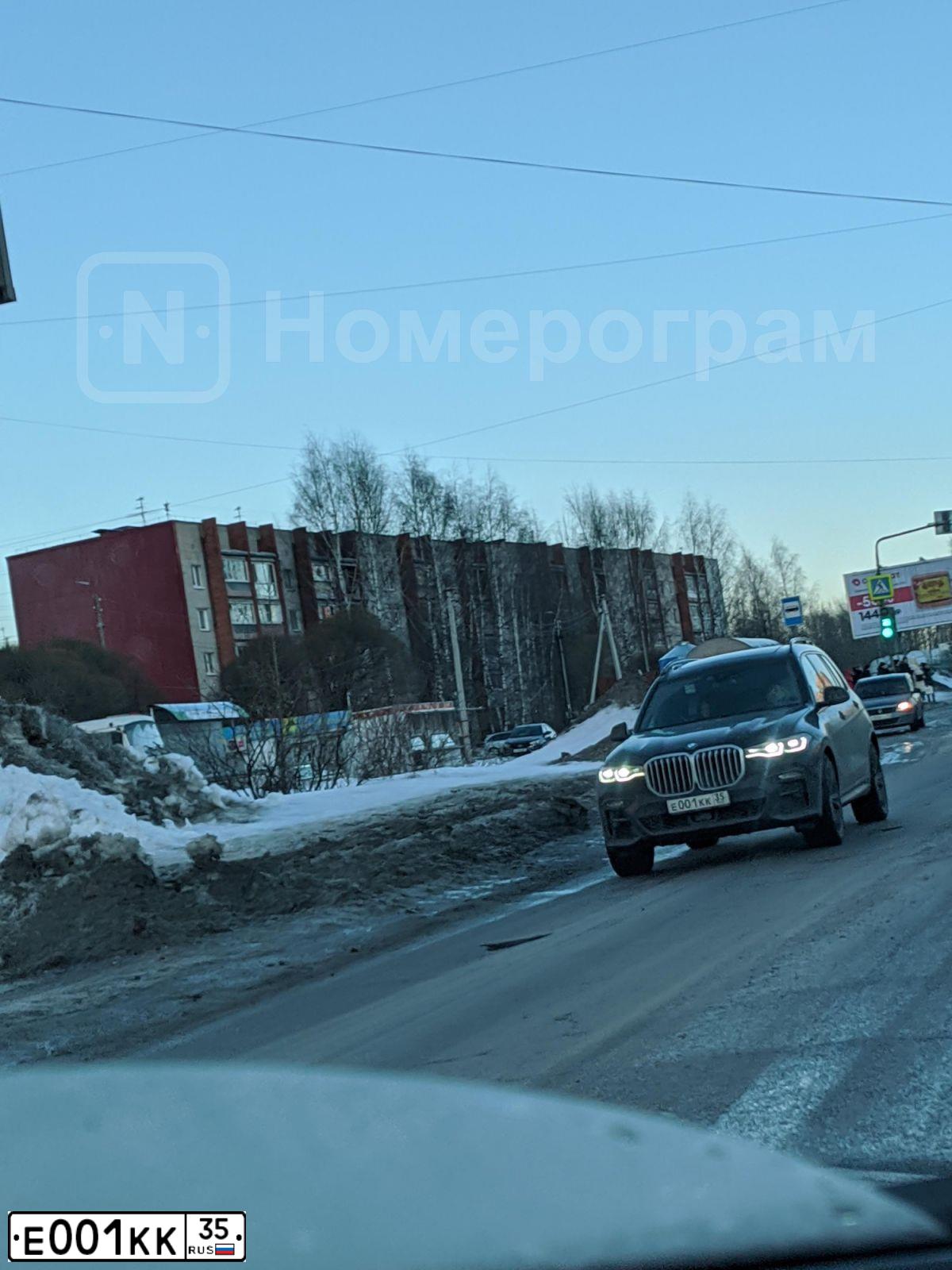 Фото автомобиля AUDI A4, 2009 — госномер Е001КК35. Цвет: ТЕМНО-СИНИЙ