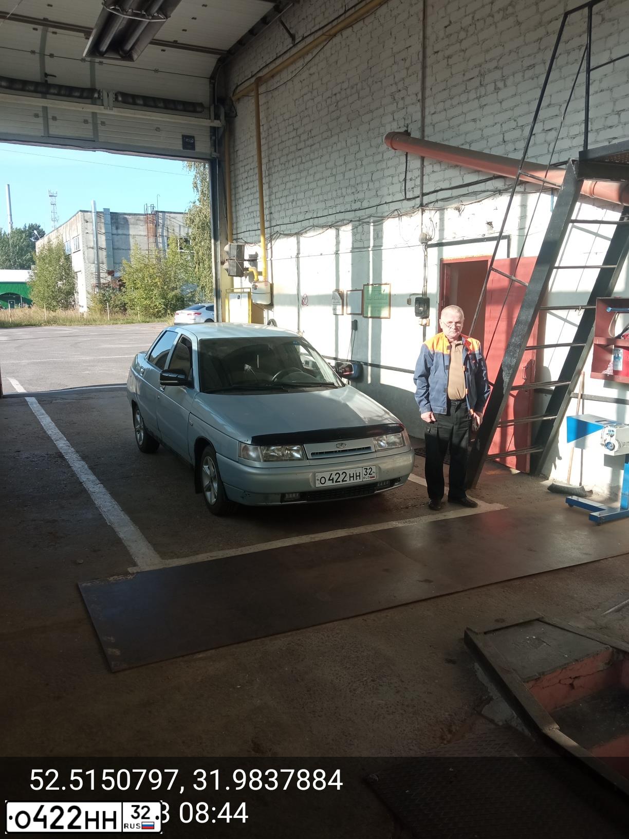 Фото автомобиля LADA 2110, 2004 — госномер О018ВМ32. Цвет: СЕРЕБРИСТО-ЖЕЛТЫЙ
