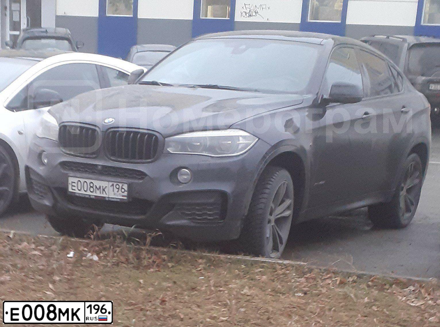 Фото автомобиля BMW X6, 2018 — госномер Е008МК196. Цвет: ЧЕРНЫЙ